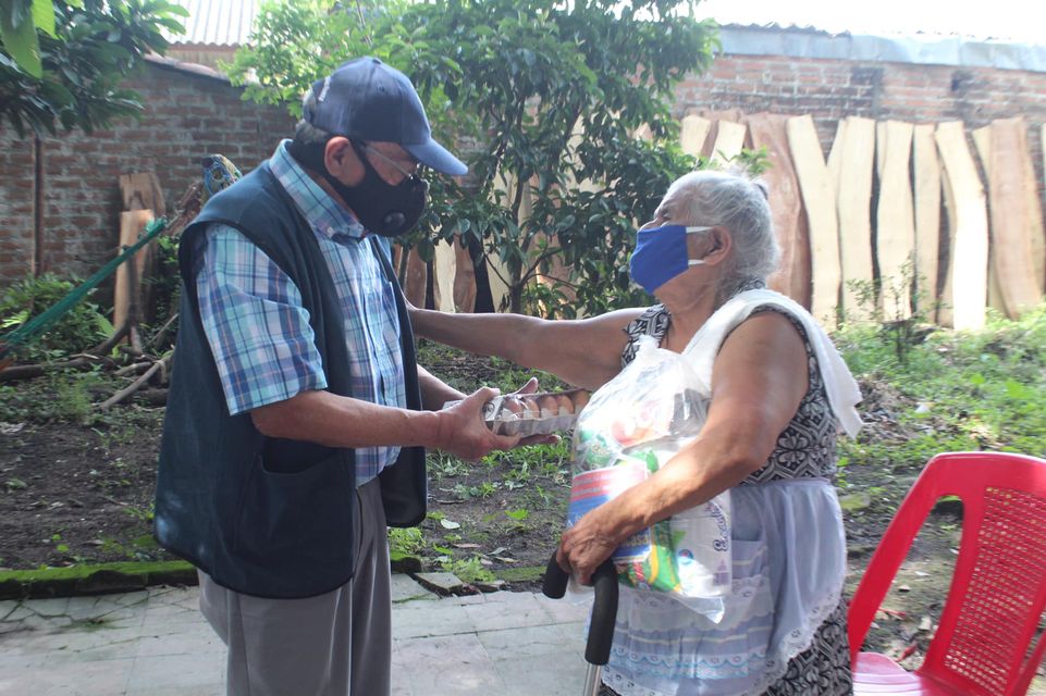 Miles de familias del municipio reciben ayuda con paquetes de alimentos