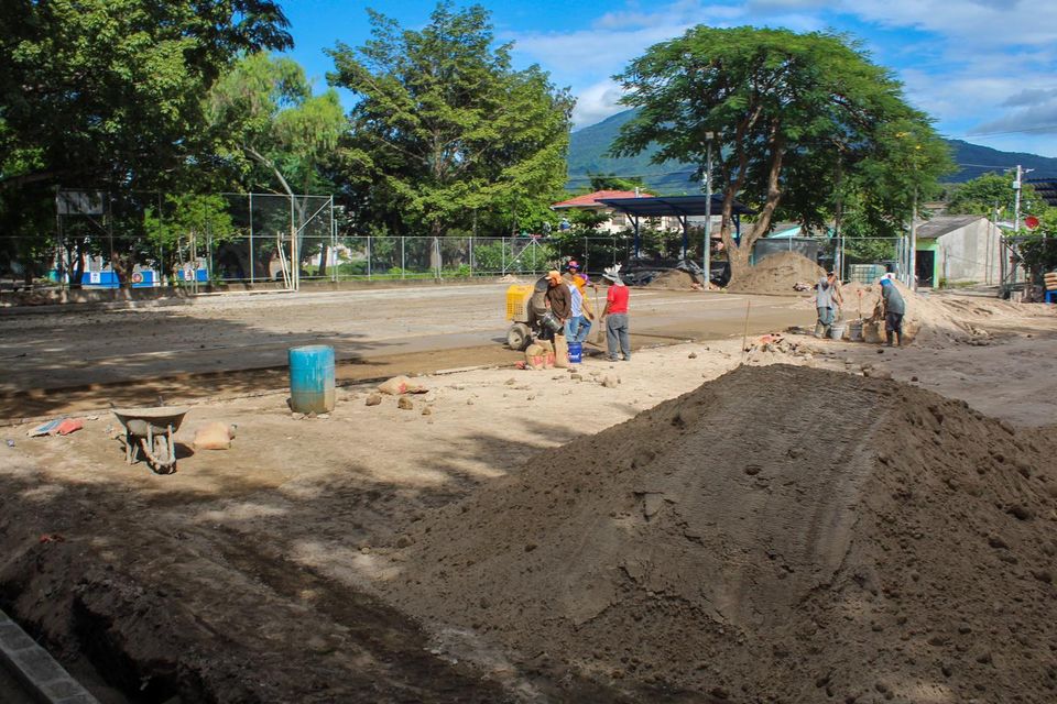 Preparan terreno para nueva cancha de fultbol en Villa Lourdes