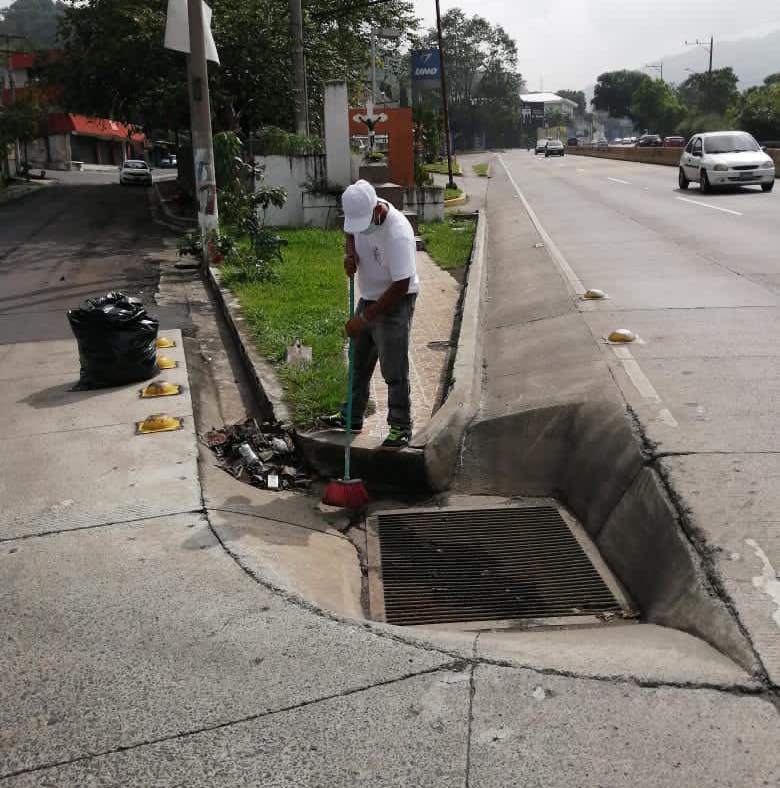 Realizan limpieza en tragantes y canaletas de Ciudad Colón