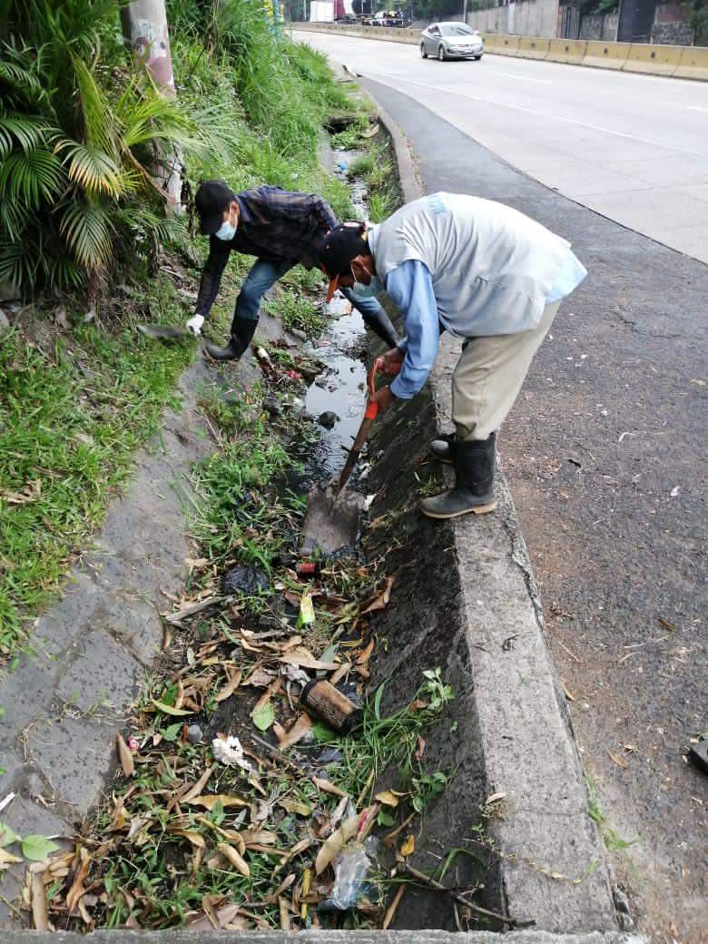 Realizan limpieza en tragantes y canaletas de Ciudad Colón