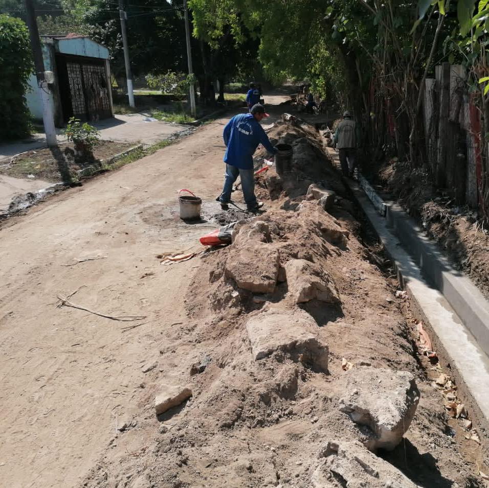 Inician adecuación de suelo y construcción de cordón cuneta en calle 3 de Urbanización Villa Lourdes