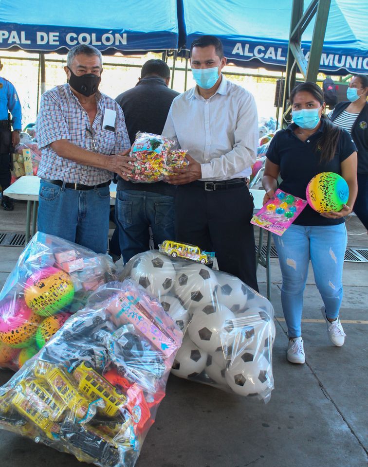 Entregan 12,900 juguetes a iglesias del municipio