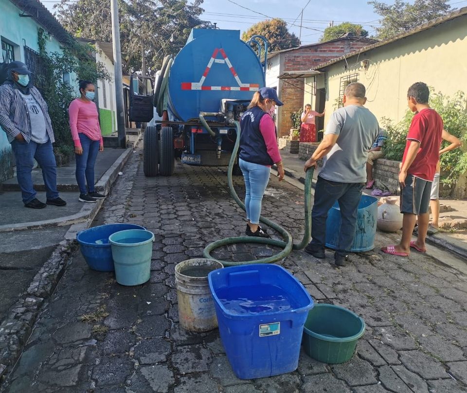 Alcaldía Municipal de Colón lleva agua gratuita ante la falta del vital líquido